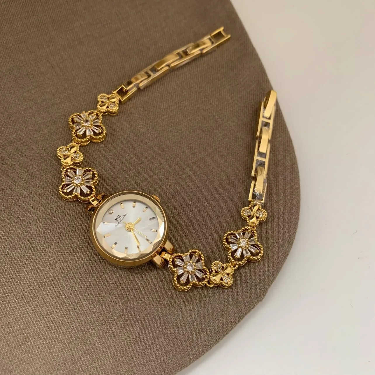 Gosasa Vintage Gold Watch for Women Four-Leaf Clover Diamond Women’s Bracelet Watch Stainless Steel Elegant Dainty Small Ladies Dress Wrist Watch Waterproof Luxury Gift