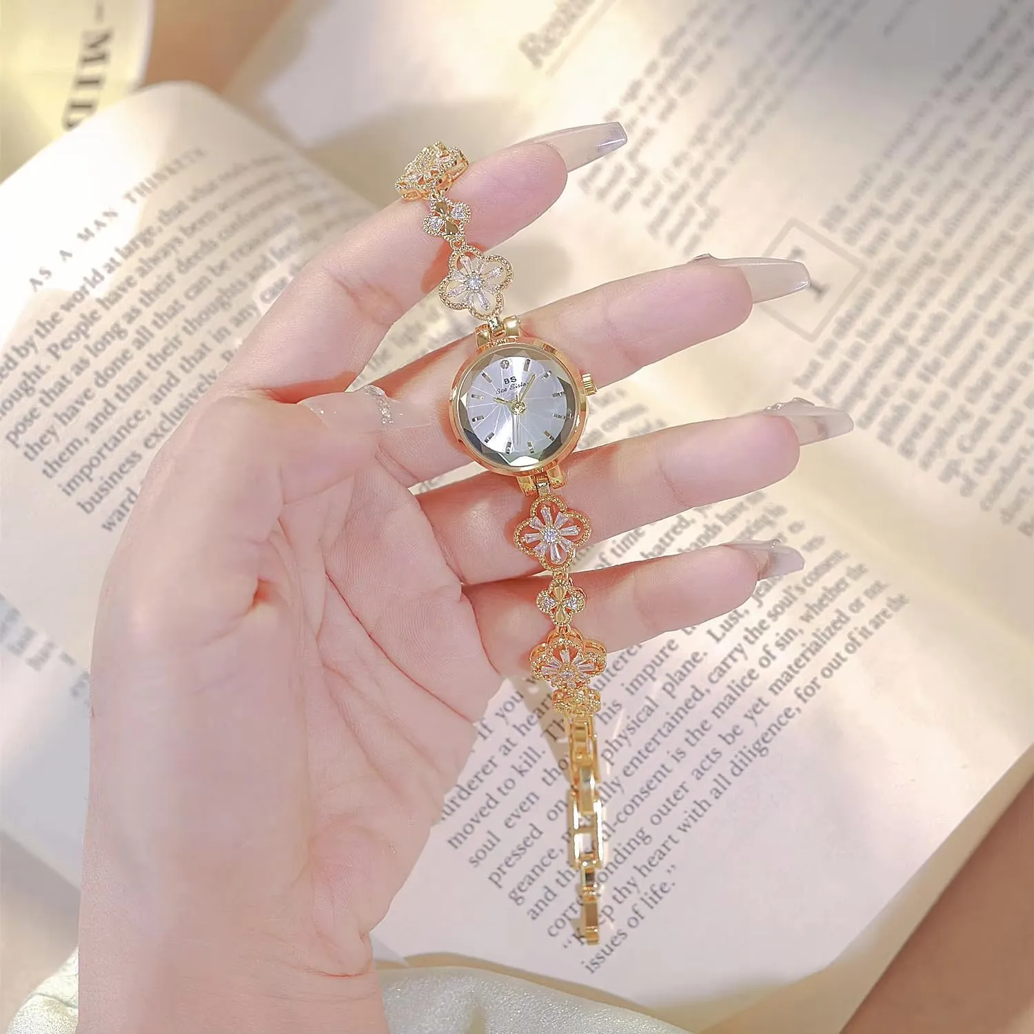 Gosasa Vintage Gold Watch for Women Four-Leaf Clover Diamond Women’s Bracelet Watch Stainless Steel Elegant Dainty Small Ladies Dress Wrist Watch Waterproof Luxury Gift