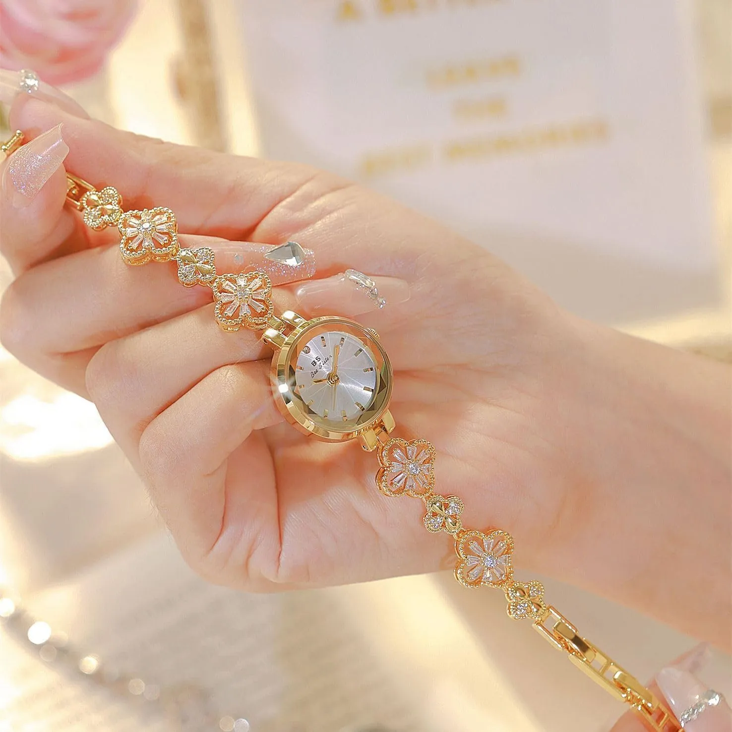 Gosasa Vintage Gold Watch for Women Four-Leaf Clover Diamond Women’s Bracelet Watch Stainless Steel Elegant Dainty Small Ladies Dress Wrist Watch Waterproof Luxury Gift