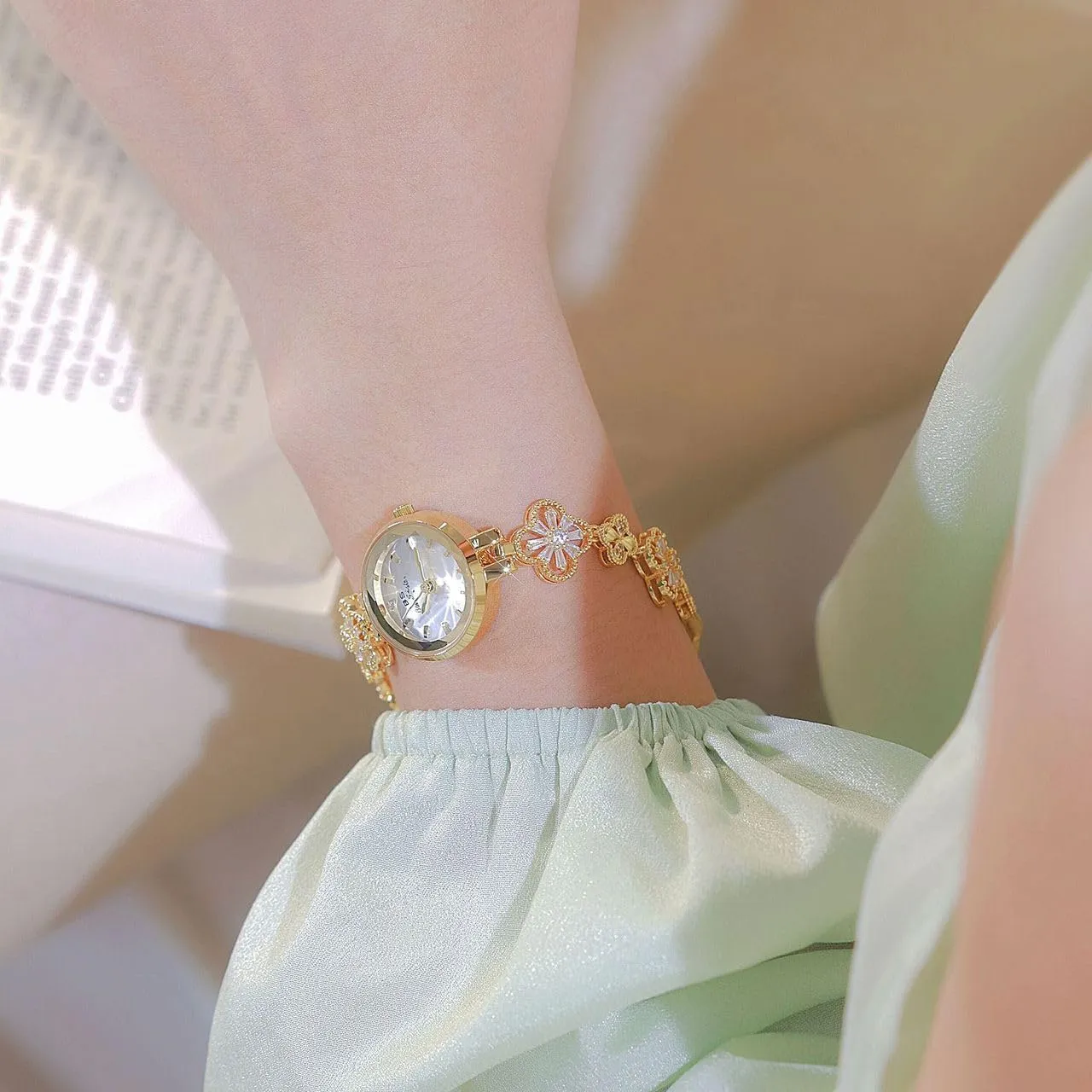Gosasa Vintage Gold Watch for Women Four-Leaf Clover Diamond Women’s Bracelet Watch Stainless Steel Elegant Dainty Small Ladies Dress Wrist Watch Waterproof Luxury Gift