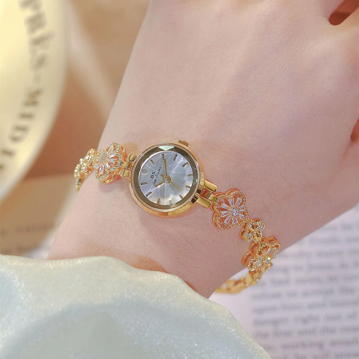 Gosasa Vintage Gold Watch for Women Four-Leaf Clover Diamond Women’s Bracelet Watch Stainless Steel Elegant Dainty Small Ladies Dress Wrist Watch Waterproof Luxury Gift